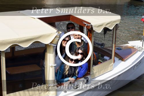 Ammsterdam 10 april 2015
Ruud Gullit en zijn vriendin Maggie Jiminez gaan varen op de grachten van amsterdam met zijn dochter Felicity en vrienden
