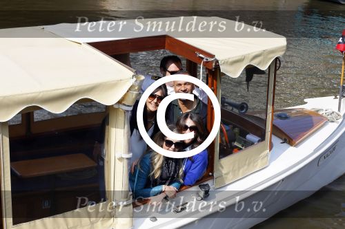 Ammsterdam 10 april 2015
Ruud Gullit en zijn vriendin Maggie Jiminez gaan varen op de grachten van amsterdam met zijn dochter Felicity en vrienden