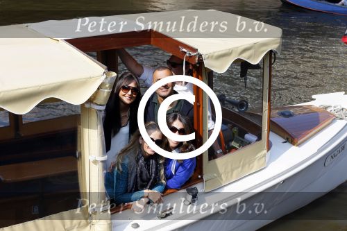 Ammsterdam 10 april 2015
Ruud Gullit en zijn vriendin Maggie Jiminez gaan varen op de grachten van amsterdam met zijn dochter Felicity en vrienden