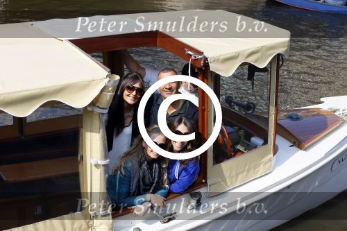 Ammsterdam 10 april 2015
Ruud Gullit en zijn vriendin Maggie Jiminez gaan varen op de grachten van amsterdam met zijn dochter Felicity en vrienden