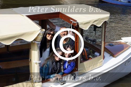 Ammsterdam 10 april 2015
Ruud Gullit en zijn vriendin Maggie Jiminez gaan varen op de grachten van amsterdam met zijn dochter Felicity en vrienden