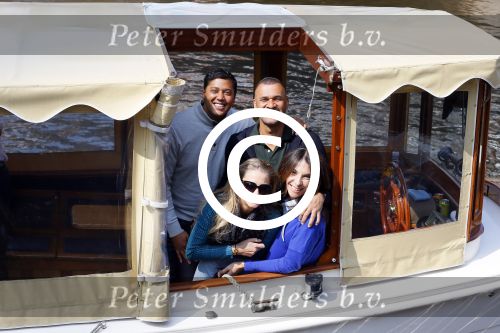 Ammsterdam 10 april 2015
Ruud Gullit en zijn vriendin Maggie Jiminez gaan varen op de grachten van amsterdam met zijn dochter Felicity en vrienden