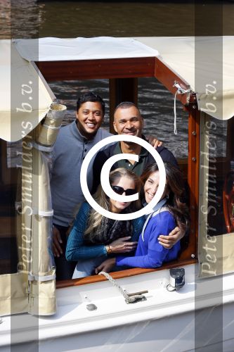 Ammsterdam 10 april 2015
Ruud Gullit en zijn vriendin Maggie Jiminez gaan varen op de grachten van amsterdam met zijn dochter Felicity en vrienden