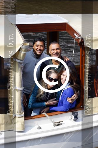 Ammsterdam 10 april 2015
Ruud Gullit en zijn vriendin Maggie Jiminez gaan varen op de grachten van amsterdam met zijn dochter Felicity en vrienden
