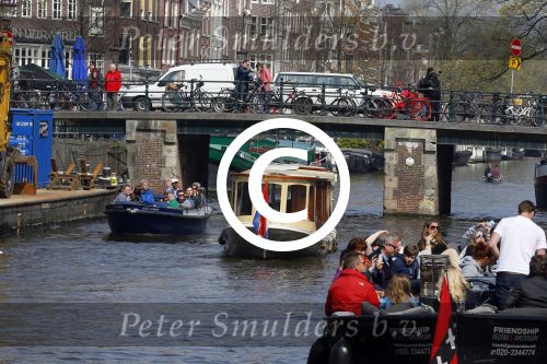 Ammsterdam 10 april 2015
Ruud Gullit en zijn vriendin Maggie Jiminez gaan varen op de grachten van amsterdam met zijn dochter Felicity en vrienden