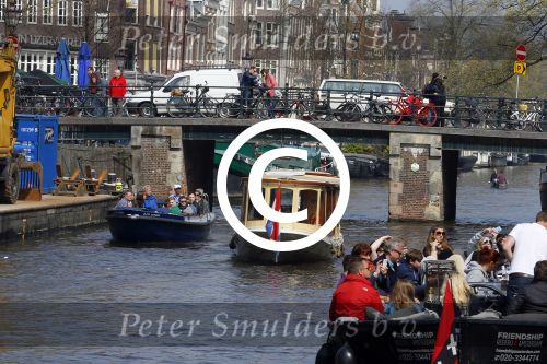 Ammsterdam 10 april 2015
Ruud Gullit en zijn vriendin Maggie Jiminez gaan varen op de grachten van amsterdam met zijn dochter Felicity en vrienden