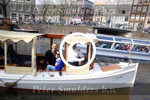Ammsterdam 10 april 2015
Ruud Gullit en zijn vriendin Maggie Jiminez gaan varen op de grachten van amsterdam met zijn dochter Felicity en vrienden