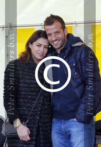 Beverwijk 27 april 2015
Rafael v d Vaart organiseert een voetbaltournooi bij vv Kennemers. Zijn vader Ramon en moeder Lolita werken ook mee. Sabia Engizek komt natuurlijk kijken en verricht de aftrap.