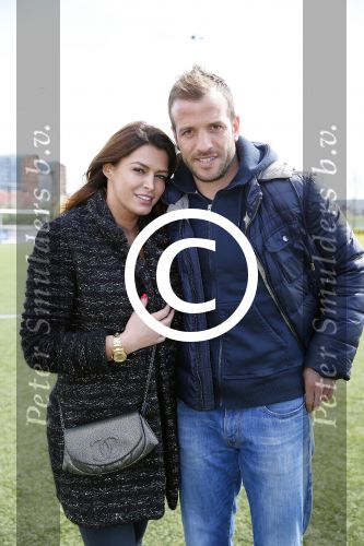 Beverwijk 27 april 2015
Rafael v d Vaart organiseert een voetbaltournooi bij vv Kennemers. Zijn vader Ramon en moeder Lolita werken ook mee. Sabia Engizek komt natuurlijk kijken en verricht de aftrap.