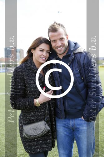 Beverwijk 27 april 2015
Rafael v d Vaart organiseert een voetbaltournooi bij vv Kennemers. Zijn vader Ramon en moeder Lolita werken ook mee. Sabia Engizek komt natuurlijk kijken en verricht de aftrap.