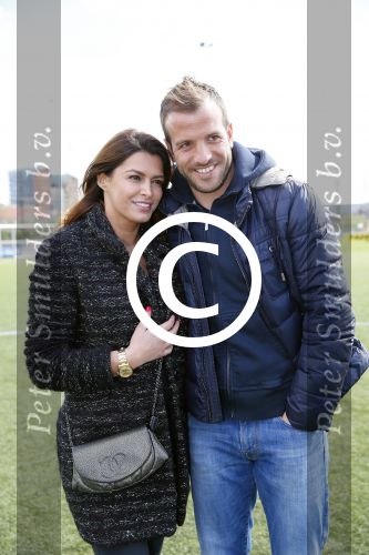Beverwijk 27 april 2015
Rafael v d Vaart organiseert een voetbaltournooi bij vv Kennemers. Zijn vader Ramon en moeder Lolita werken ook mee. Sabia Engizek komt natuurlijk kijken en verricht de aftrap.