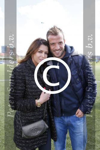 Beverwijk 27 april 2015
Rafael v d Vaart organiseert een voetbaltournooi bij vv Kennemers. Zijn vader Ramon en moeder Lolita werken ook mee. Sabia Engizek komt natuurlijk kijken en verricht de aftrap.