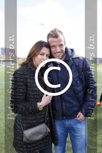 Beverwijk 27 april 2015
Rafael v d Vaart organiseert een voetbaltournooi bij vv Kennemers. Zijn vader Ramon en moeder Lolita werken ook mee. Sabia Engizek komt natuurlijk kijken en verricht de aftrap.