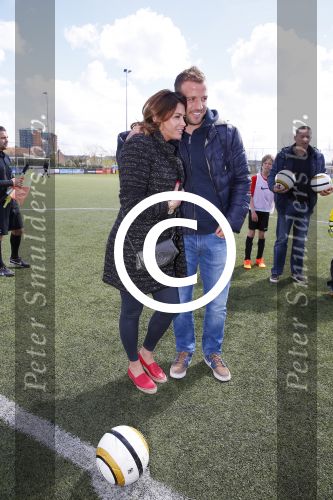 Beverwijk 27 april 2015
Rafael v d Vaart organiseert een voetbaltournooi bij vv Kennemers. Zijn vader Ramon en moeder Lolita werken ook mee. Sabia Engizek komt natuurlijk kijken en verricht de aftrap.