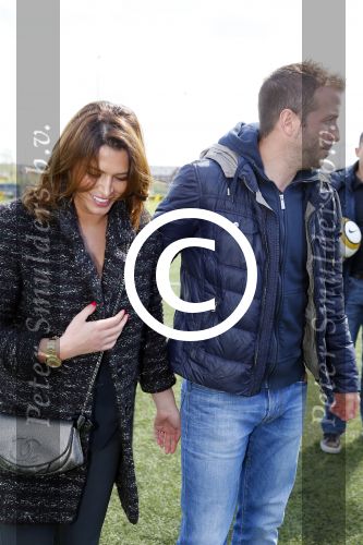 Beverwijk 27 april 2015
Rafael v d Vaart organiseert een voetbaltournooi bij vv Kennemers. Zijn vader Ramon en moeder Lolita werken ook mee. Sabia Engizek komt natuurlijk kijken en verricht de aftrap.