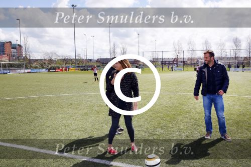 Beverwijk 27 april 2015
Rafael v d Vaart organiseert een voetbaltournooi bij vv Kennemers. Zijn vader Ramon en moeder Lolita werken ook mee. Sabia Engizek komt natuurlijk kijken en verricht de aftrap.