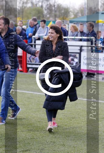 Beverwijk 27 april 2015
Rafael v d Vaart organiseert een voetbaltournooi bij vv Kennemers. Zijn vader Ramon en moeder Lolita werken ook mee. Sabia Engizek komt natuurlijk kijken en verricht de aftrap.