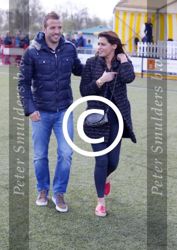 Beverwijk 27 april 2015
Rafael v d Vaart organiseert een voetbaltournooi bij vv Kennemers. Zijn vader Ramon en moeder Lolita werken ook mee. Sabia Engizek komt natuurlijk kijken en verricht de aftrap.