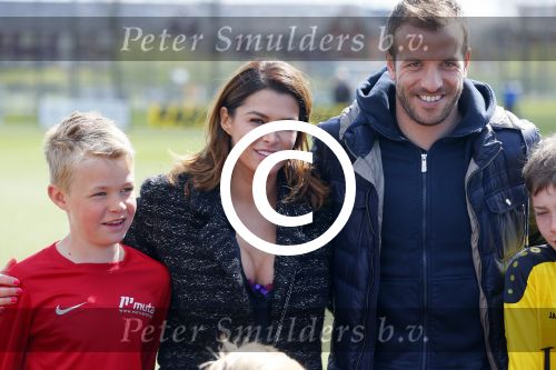 Beverwijk 27 april 2015
Rafael v d Vaart organiseert een voetbaltournooi bij vv Kennemers. Zijn vader Ramon en moeder Lolita werken ook mee. Sabia Engizek komt natuurlijk kijken en verricht de aftrap.