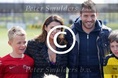 Beverwijk 27 april 2015
Rafael v d Vaart organiseert een voetbaltournooi bij vv Kennemers. Zijn vader Ramon en moeder Lolita werken ook mee. Sabia Engizek komt natuurlijk kijken en verricht de aftrap.