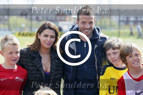 Beverwijk 27 april 2015
Rafael v d Vaart organiseert een voetbaltournooi bij vv Kennemers. Zijn vader Ramon en moeder Lolita werken ook mee. Sabia Engizek komt natuurlijk kijken en verricht de aftrap.