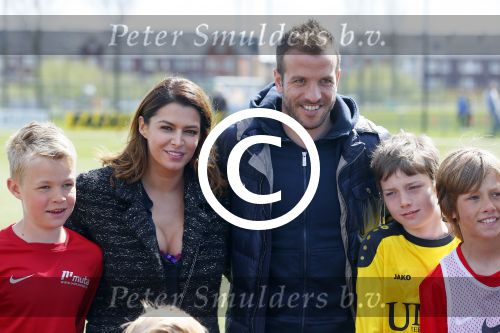 Beverwijk 27 april 2015
Rafael v d Vaart organiseert een voetbaltournooi bij vv Kennemers. Zijn vader Ramon en moeder Lolita werken ook mee. Sabia Engizek komt natuurlijk kijken en verricht de aftrap.