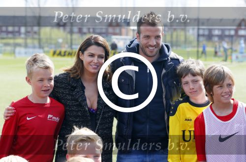 Beverwijk 27 april 2015
Rafael v d Vaart organiseert een voetbaltournooi bij vv Kennemers. Zijn vader Ramon en moeder Lolita werken ook mee. Sabia Engizek komt natuurlijk kijken en verricht de aftrap.
