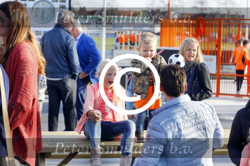Volendam 15 april 2015
Het mini jan Smit stadion is vanavond geopend met een serie penaltie s van Henk Veerman en Robert Muhren op Jan Smit als keeper. Ook Liza Fem Emma en Senn waren aanwezen alsmede ome Cor