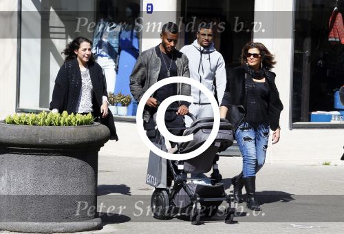 Amsterdam 14 april 2015
Sunnery James en zijn moeder met vrienden achter de kinderwagen op de cornelis schuytstraat
