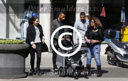 Amsterdam 14 april 2015
Sunnery James en zijn moeder met vrienden achter de kinderwagen op de cornelis schuytstraat