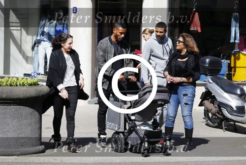 Amsterdam 14 april 2015
Sunnery James en zijn moeder met vrienden achter de kinderwagen op de cornelis schuytstraat