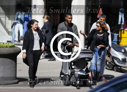 Amsterdam 14 april 2015
Sunnery James en zijn moeder met vrienden achter de kinderwagen op de cornelis schuytstraat