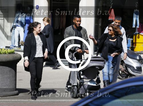 Amsterdam 14 april 2015
Sunnery James en zijn moeder met vrienden achter de kinderwagen op de cornelis schuytstraat