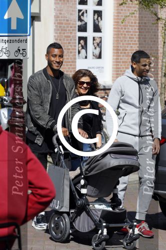 Amsterdam 14 april 2015
Sunnery James en zijn moeder met vrienden achter de kinderwagen op de cornelis schuytstraat