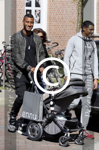 Amsterdam 14 april 2015
Sunnery James en zijn moeder met vrienden achter de kinderwagen op de cornelis schuytstraat
