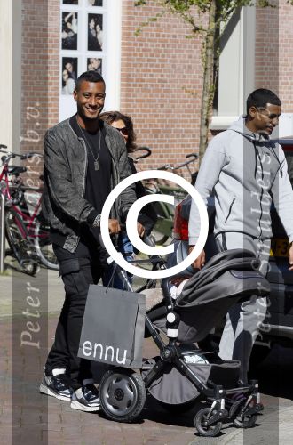 Amsterdam 14 april 2015
Sunnery James en zijn moeder met vrienden achter de kinderwagen op de cornelis schuytstraat