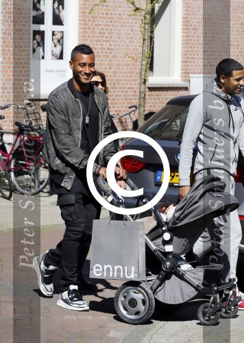 Amsterdam 14 april 2015
Sunnery James en zijn moeder met vrienden achter de kinderwagen op de cornelis schuytstraat