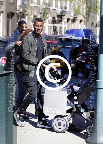 Amsterdam 14 april 2015
Sunnery James en zijn moeder met vrienden achter de kinderwagen op de cornelis schuytstraat