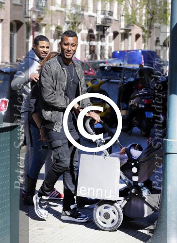 Amsterdam 14 april 2015
Sunnery James en zijn moeder met vrienden achter de kinderwagen op de cornelis schuytstraat
