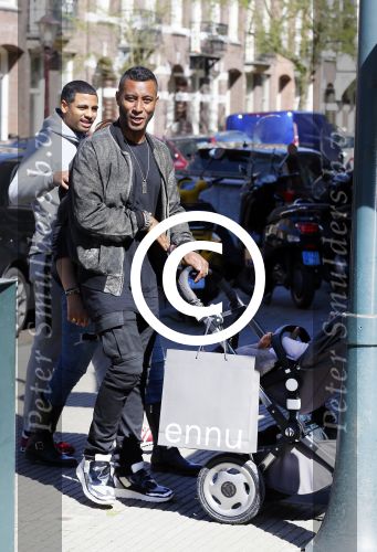Amsterdam 14 april 2015
Sunnery James en zijn moeder met vrienden achter de kinderwagen op de cornelis schuytstraat