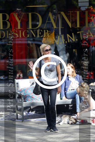 Amsterdam 21 april 2015
Wendy v Dijk met haar nieuwe porsche Macan op de cornelis schuytstraat