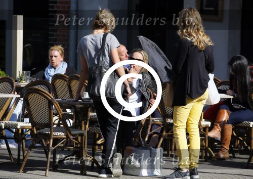 Amsterdam 21 april 2015
Wendy v Dijk met haar nieuwe porsche Macan op de cornelis schuytstraat