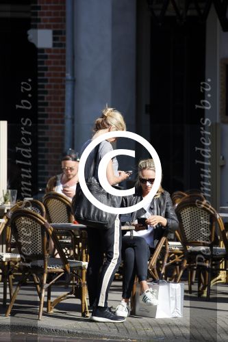Amsterdam 21 april 2015
Wendy v Dijk met haar nieuwe porsche Macan op de cornelis schuytstraat