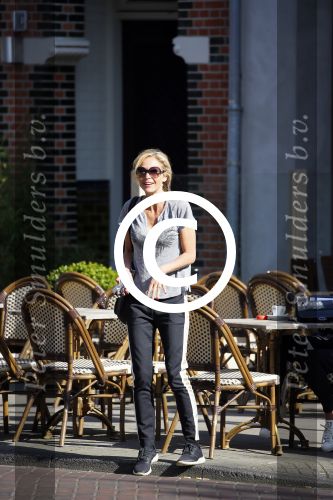 Amsterdam 21 april 2015
Wendy v Dijk met haar nieuwe porsche Macan op de cornelis schuytstraat