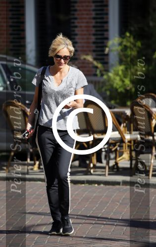Amsterdam 21 april 2015
Wendy v Dijk met haar nieuwe porsche Macan op de cornelis schuytstraat