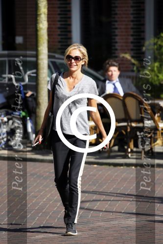 Amsterdam 21 april 2015
Wendy v Dijk met haar nieuwe porsche Macan op de cornelis schuytstraat
