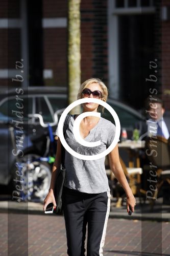 Amsterdam 21 april 2015
Wendy v Dijk met haar nieuwe porsche Macan op de cornelis schuytstraat
