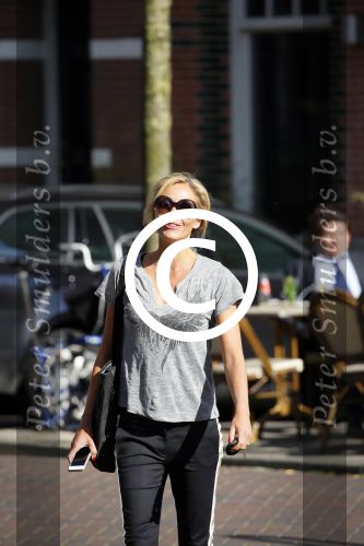 Amsterdam 21 april 2015
Wendy v Dijk met haar nieuwe porsche Macan op de cornelis schuytstraat