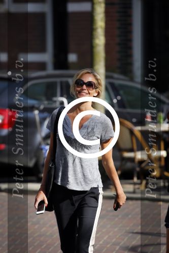 Amsterdam 21 april 2015
Wendy v Dijk met haar nieuwe porsche Macan op de cornelis schuytstraat