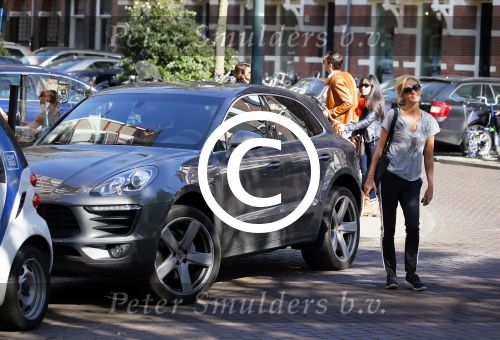 Amsterdam 21 april 2015
Wendy v Dijk met haar nieuwe porsche Macan op de cornelis schuytstraat